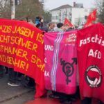 Mordaufruf auf Demo – und linke Parteifahnen stehen daneben