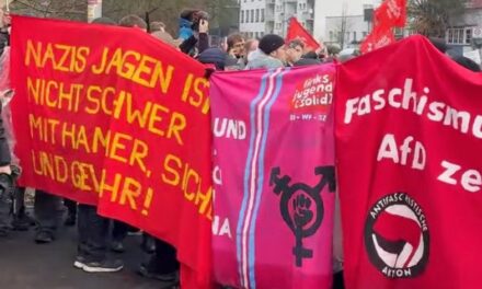Mordaufruf auf Demo – und linke Parteifahnen stehen daneben
