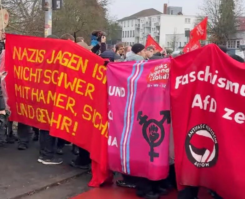 Mordaufruf auf Demo – und linke Parteifahnen stehen daneben