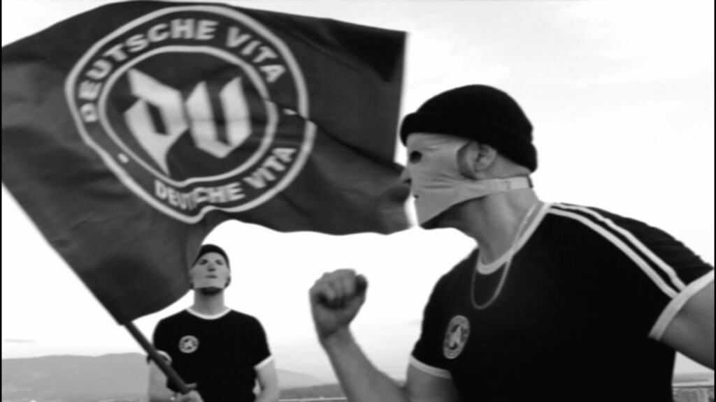 Deutsche Vita Single „Es war nicht immer so“ – NDW-Duo Vito und Dieter maskiert vor grauer Plattenbausiedlung, Schwarzweiß